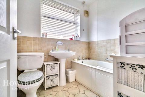 30 Bishops Walk, Lowestoft, NR32 4JN