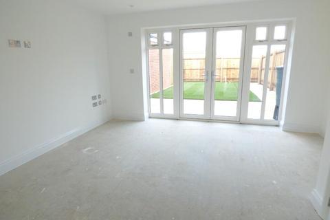 2 bedroom end of terrace house for sale, Sid Courtney Road, Tiddington