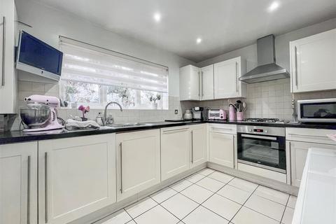 2 bedroom maisonette for sale, Broadfield Court, Bushey Heath, Bushey