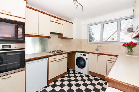 2 bedroom flat to rent, Wykeham Road, Worthing, BN11 4JA