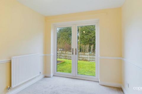 4 bedroom detached house to rent, Westacre Drive, Church Gresley, Swadlincote, Derbyshire, DE11 9RW