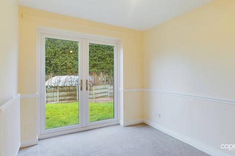 4 bedroom detached house to rent, Westacre Drive, Church Gresley, Swadlincote, Derbyshire, DE11 9RW