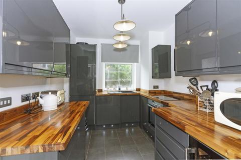 3 bedroom ground floor flat to rent, Cumberland Court, Wallace Avenue, Worthing