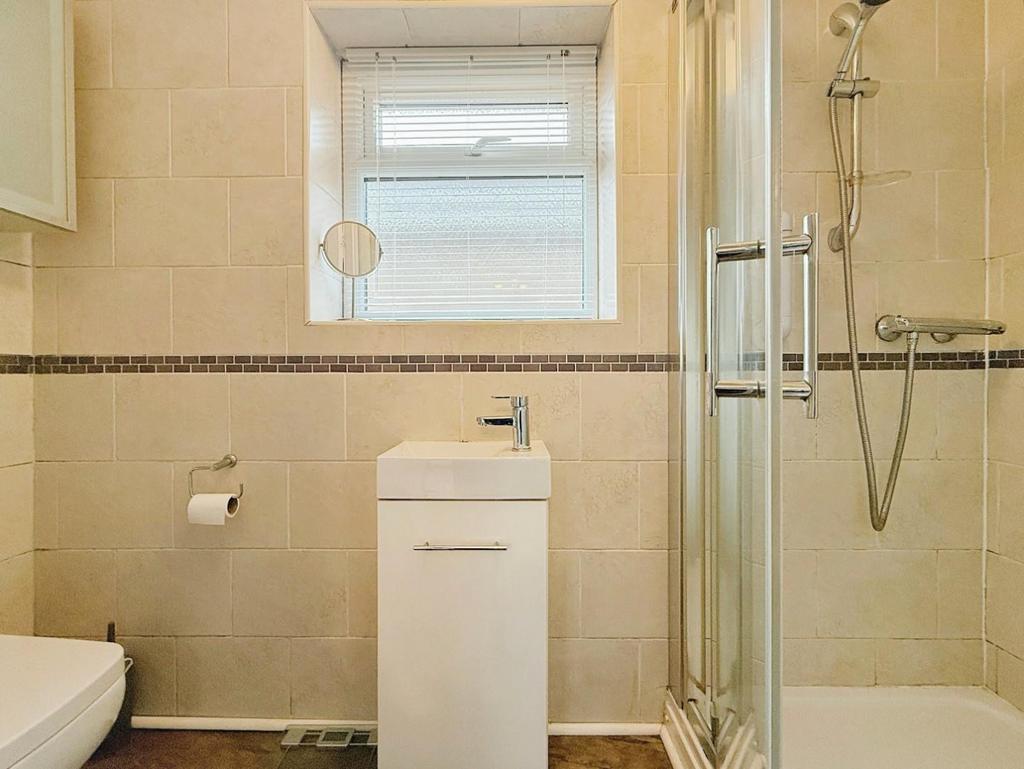 Shower ensuite