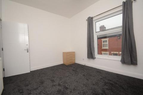 2 bedroom terraced house to rent, Stainer Street, Manchester M12