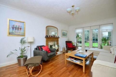 4 bedroom detached house to rent, Chertsey, Surrey, KT16