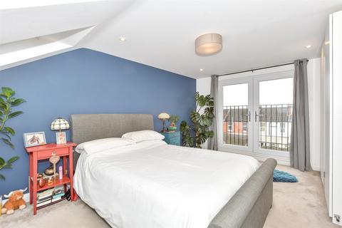 4 bedroom end of terrace house for sale, Highgrove Road, Portsmouth PO3