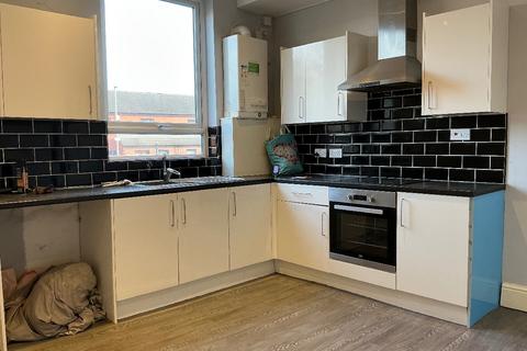 2 bedroom terraced house to rent, Lake Street, Leeds