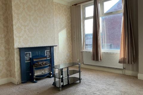 2 bedroom terraced house to rent, Lake Street, Leeds