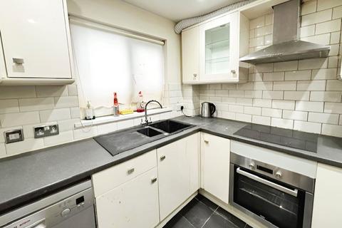 2 bedroom flat to rent, Grove Court The Grove, Surrey TW20