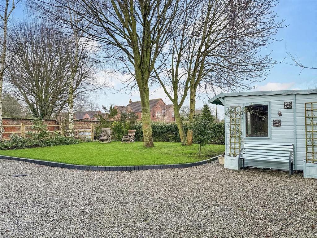 Private Garden & Summer House 698