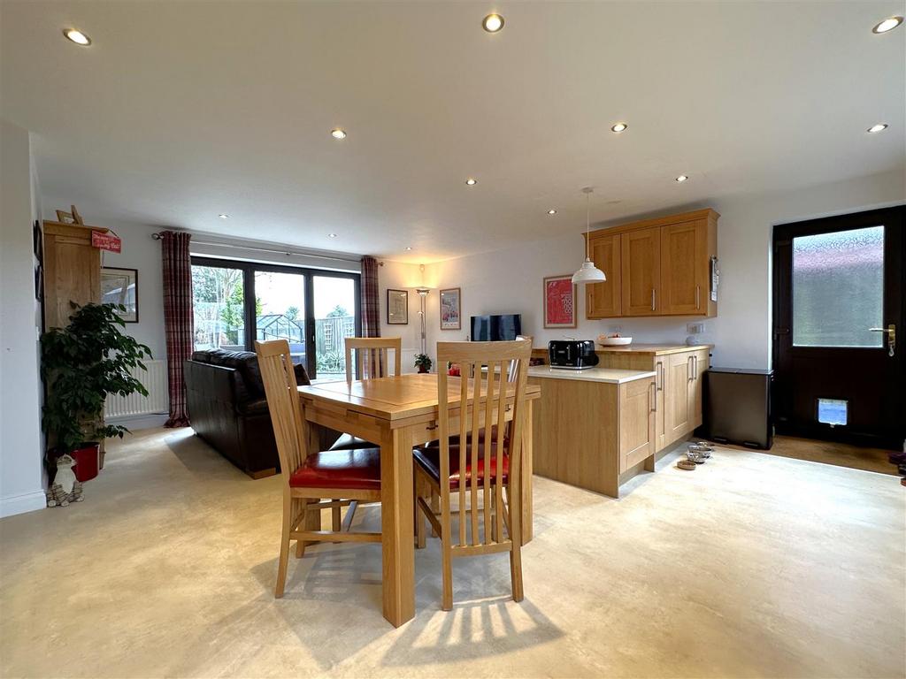 Dual-Aspect Living/Dining Kitchen 865
