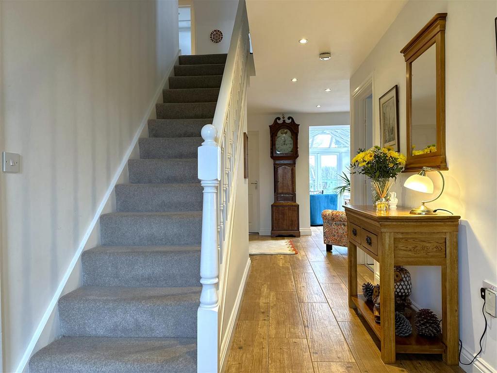 Inviting Entrance Hall 833