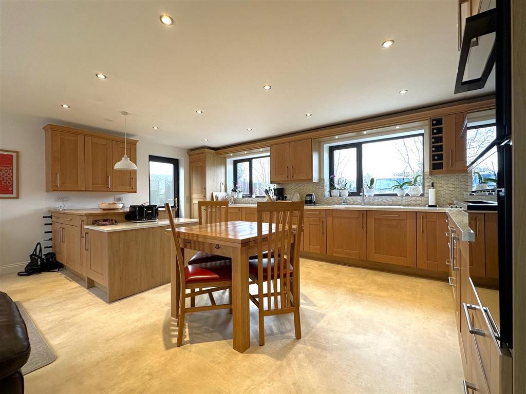 Extensive Kitchen 863