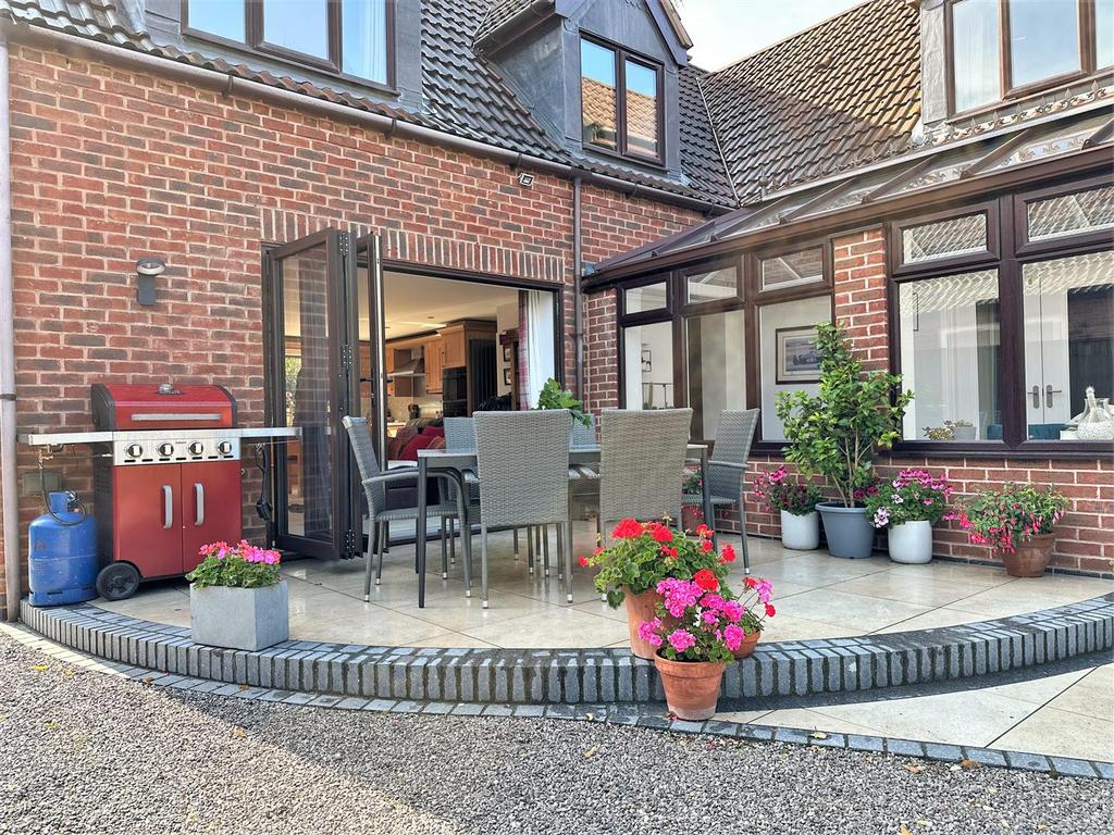 Outdoor Seating Area 952