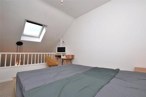 32 Bradfield Close, Guildford, GU4 7YT