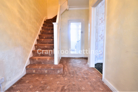 3 bedroom terraced house to rent, Springfield Drive, IG2 6QP