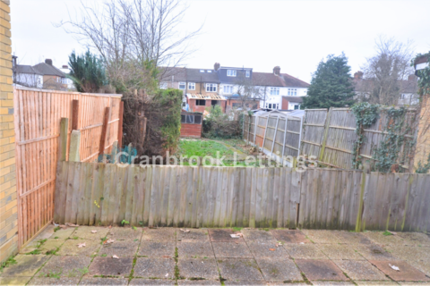 3 bedroom terraced house to rent, Springfield Drive, IG2 6QP