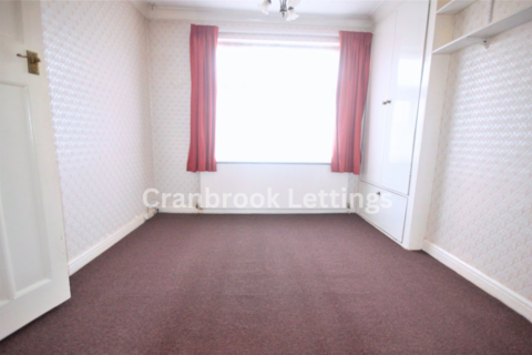 3 bedroom terraced house to rent, Springfield Drive, IG2 6QP