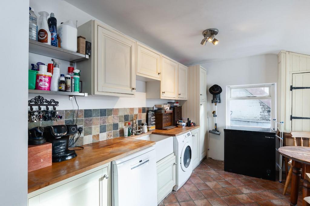 Kitchen and utility-4.jpg
