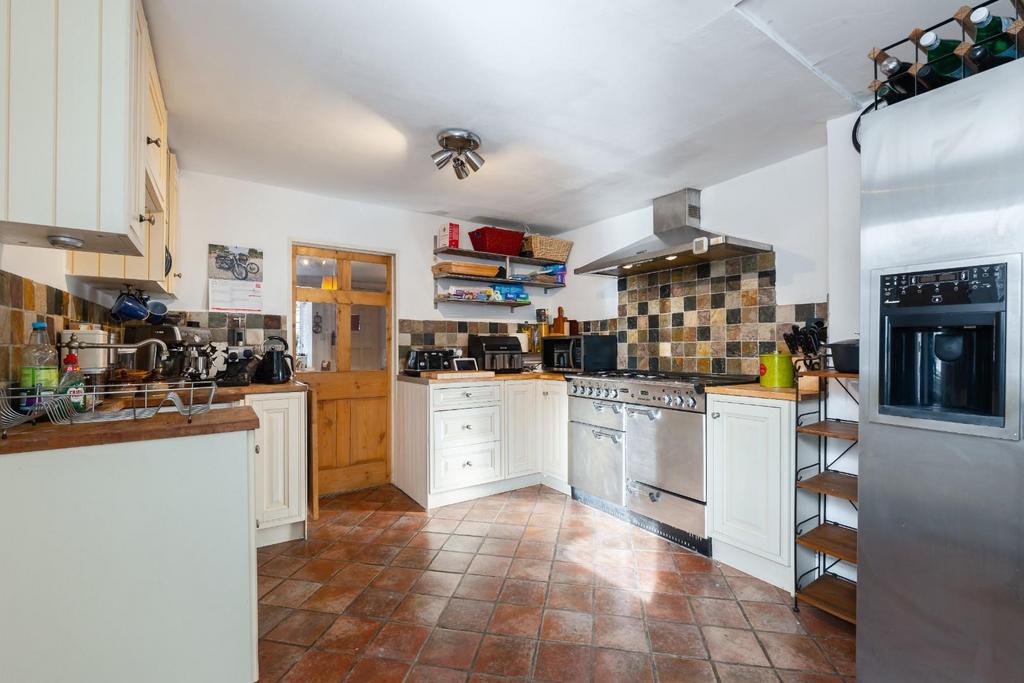 Kitchen and utility-2.jpg