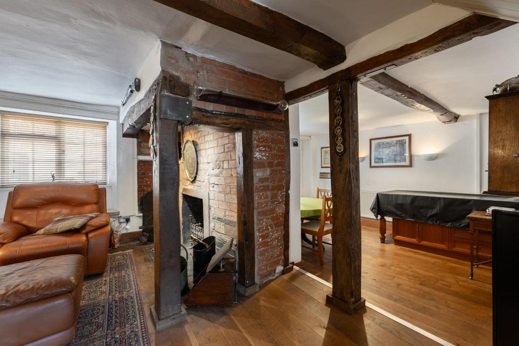 Living room-4.jpg