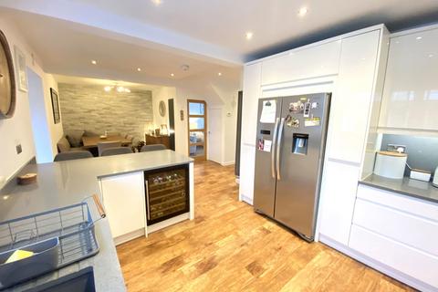 9 Clough Road, Shaw, Oldham, OL2 8QD