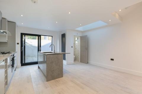 5 bedroom house to rent, Corrance Road, London