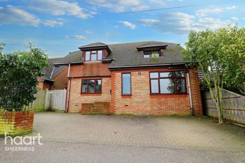 4 bedroom detached house for sale, Queens Road, Minster