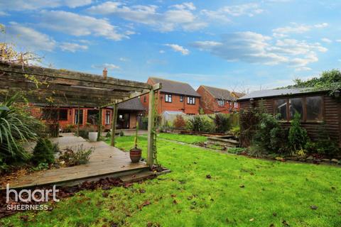 4 bedroom detached house for sale, Queens Road, Minster