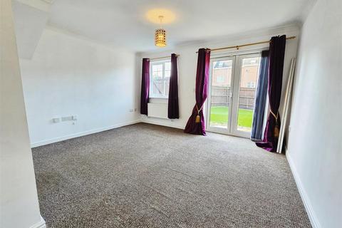 3 bedroom semi-detached house to rent, Windsor Road, Rushden NN10