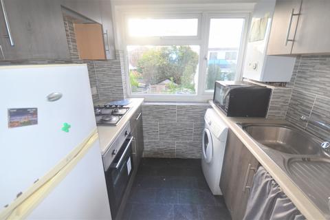 2 bedroom flat to rent, Tomswood Hill, IG6 2HP