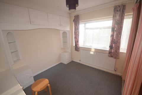 2 bedroom flat to rent, Tomswood Hill, IG6 2HP