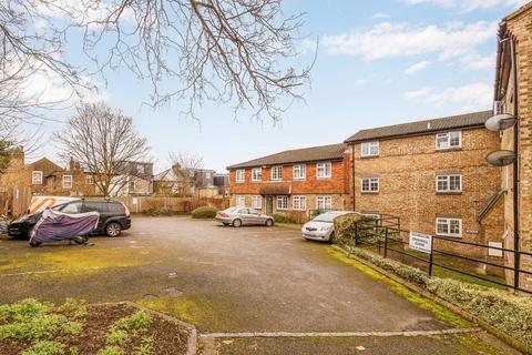 2 bedroom flat for sale, Cromwell Close, Acton