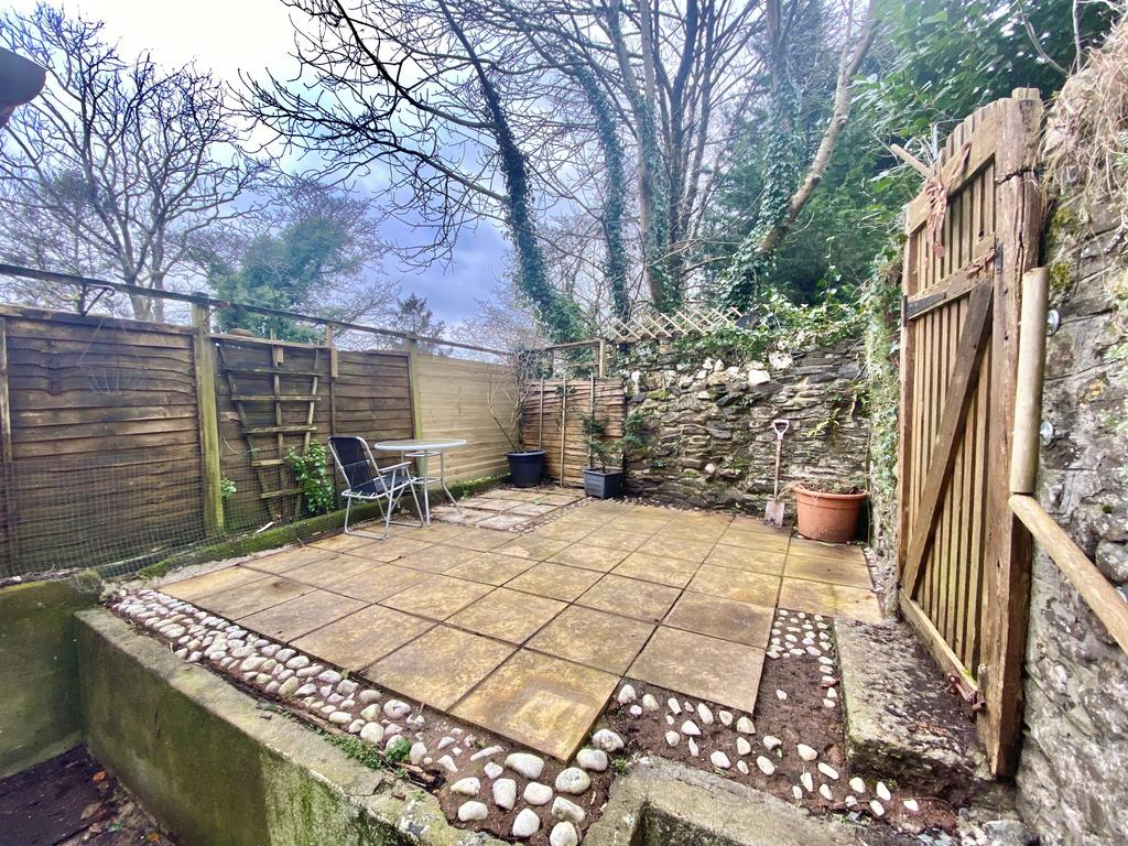 Courtyard Garden with Gate Access
