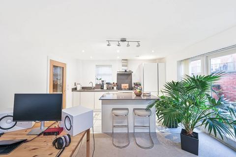 6 Adam Close, London, NW7 1FL