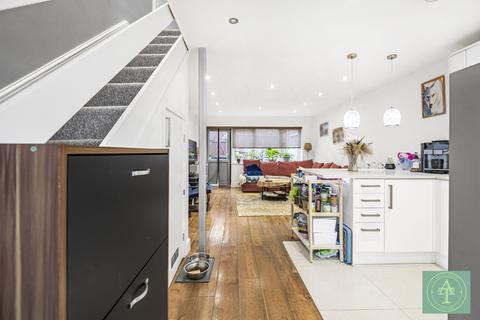 2 bedroom end of terrace house for sale, Hillside Grove, London, N14