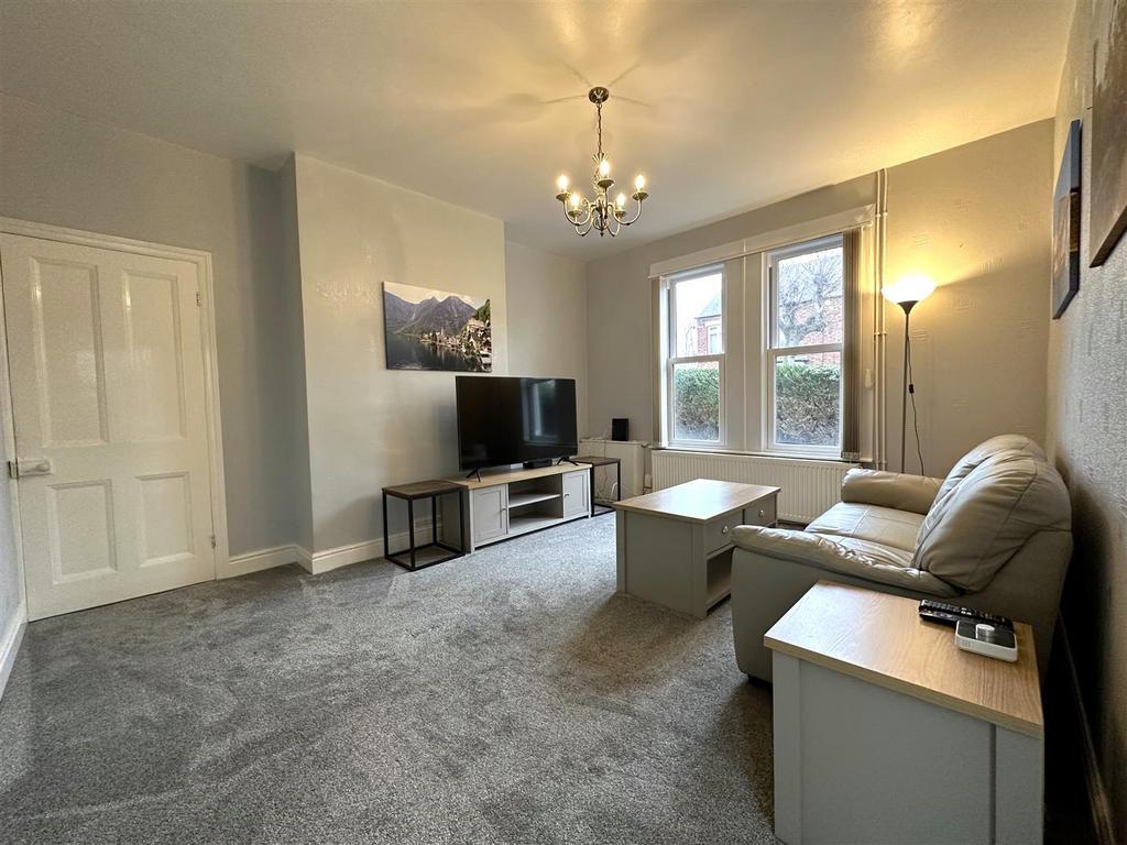 Spacious Lounge 002