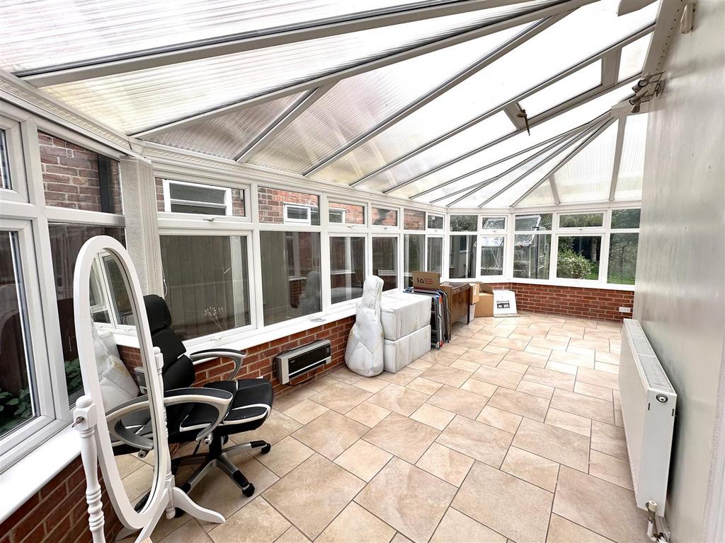Generous Conservatory 727