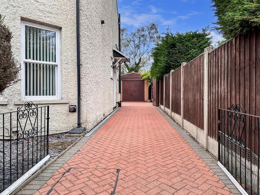 Gated Block Paved Driveway 755