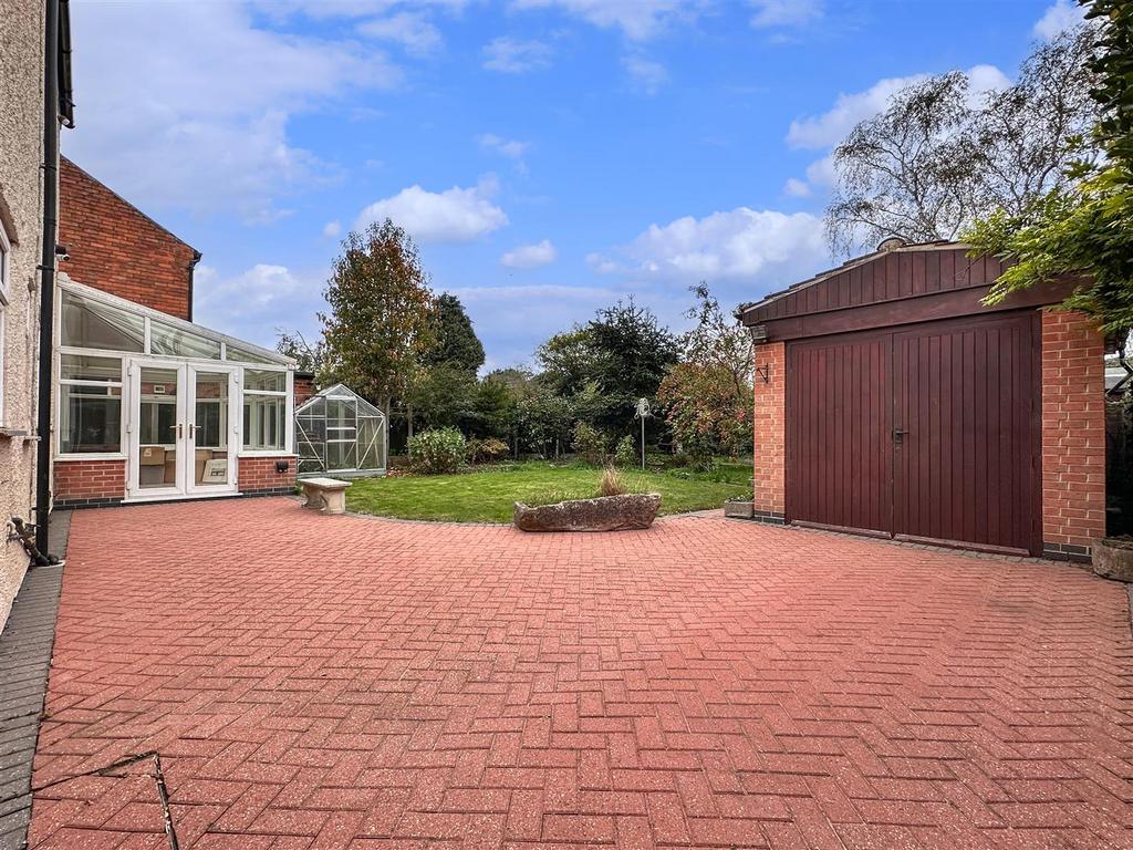 Generous Garden &amp; Garage 767
