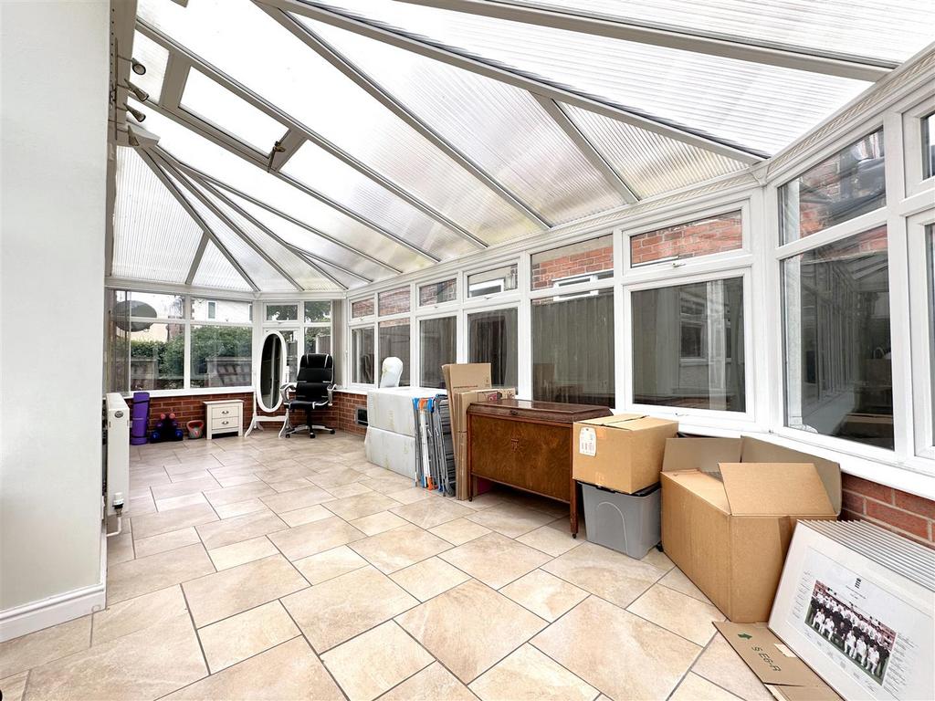 Sizeable Conservatory Space 732