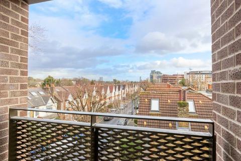 2 bedroom flat for sale, Craven Avenue, London W5