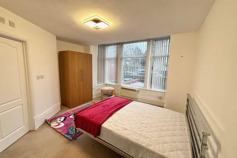 2 bedroom flat to rent, Bingley Road, Shipley, West Yorkshire, BD18