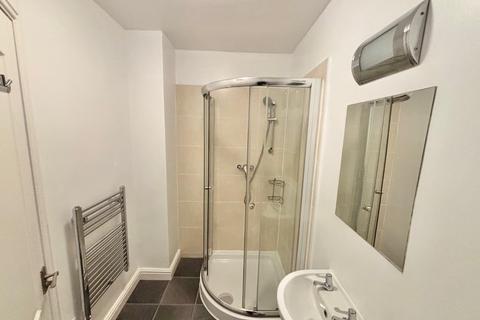 2 bedroom flat to rent, Bingley Road, Shipley, West Yorkshire, BD18