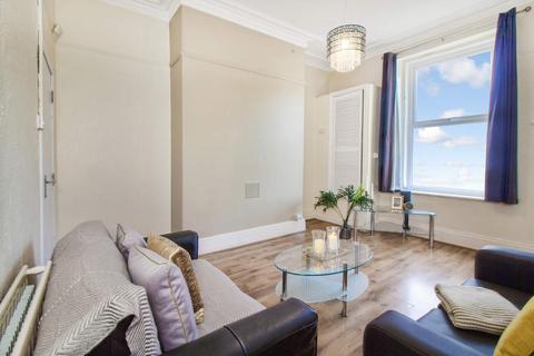 4 bedroom flat to rent, Victoria Road, Leeds