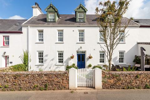 4 bedroom terraced house to rent, 5, Eversley, Le Mont De La Mare St.Catherin, St Martin, Jersey. JE3 6DB