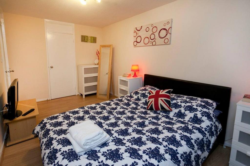 A cozy and inviting double bedroom with ample s...