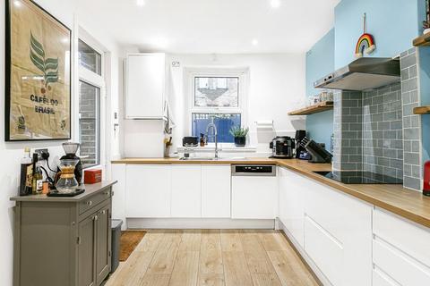 4 bedroom terraced house to rent, Amesbury Avenue, London, SW2