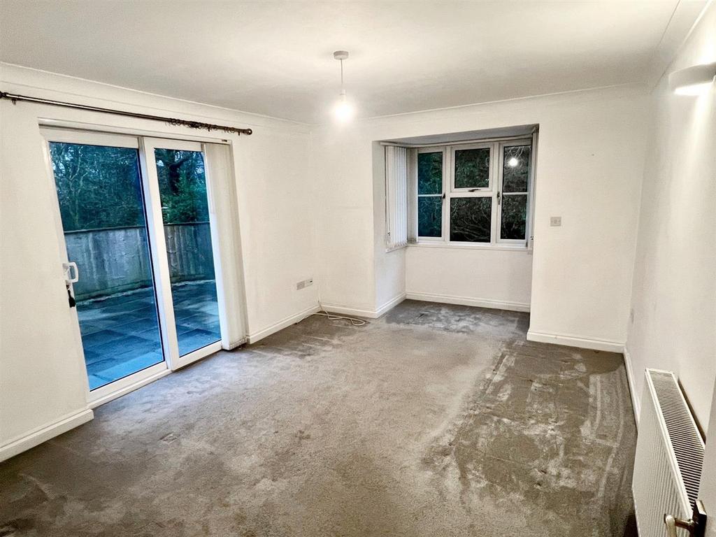Spacious living room